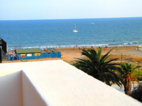 Alsave CaseSicule, Sea View Apartment with Veranda and Terrace, 50 mt from the Beach, Wi-Fi